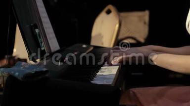一个女人在交响乐团弹钢琴
